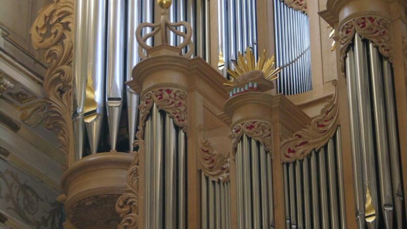 Intérieur d’église parisienne lors d’un concert d’orgue gratuit, lumière chaude